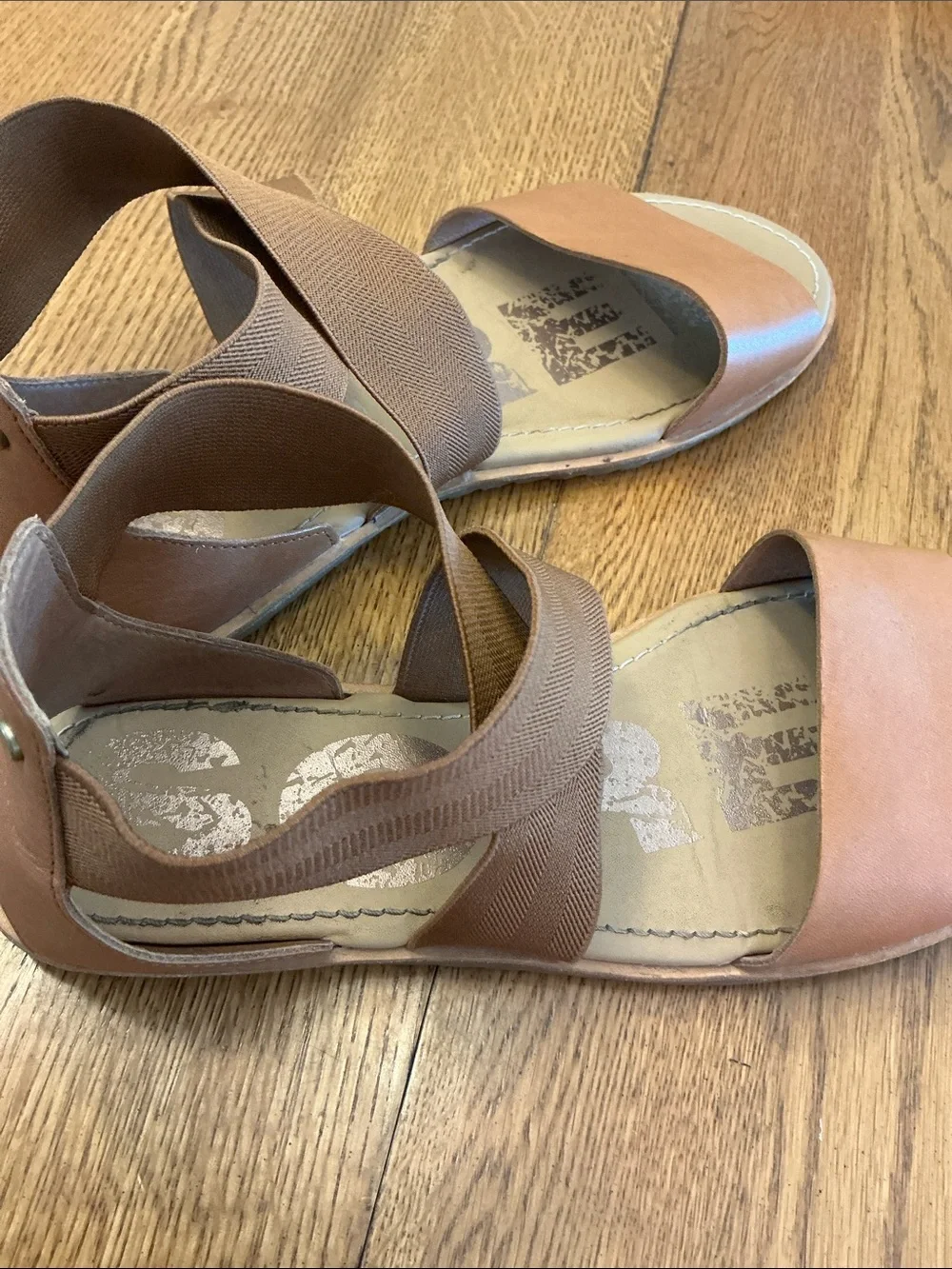 Sorel Tan and Brown Crisscross Elastic Strap Sandals